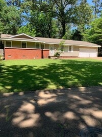 Building Photo - Great 4 bed house w/ bonus