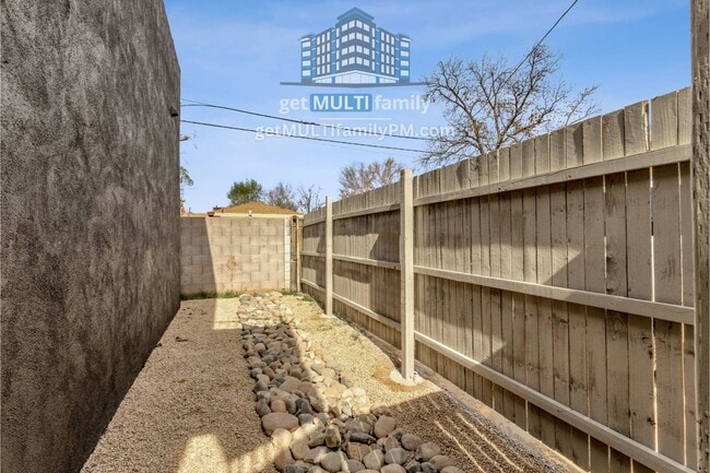 Building Photo - 1006 E Pasadena Ave