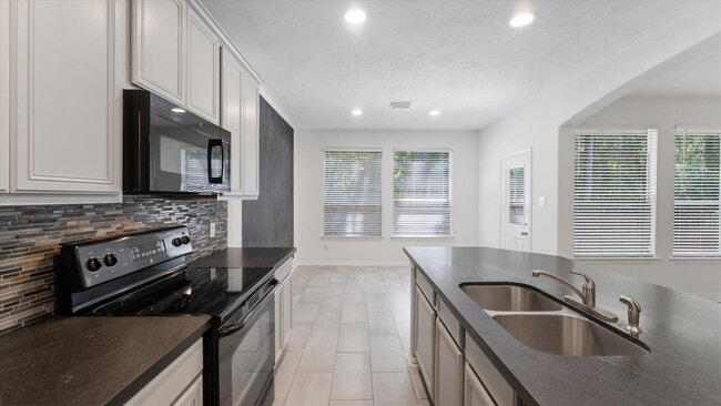 Building Photo - 15 Benedict Canyon Loop