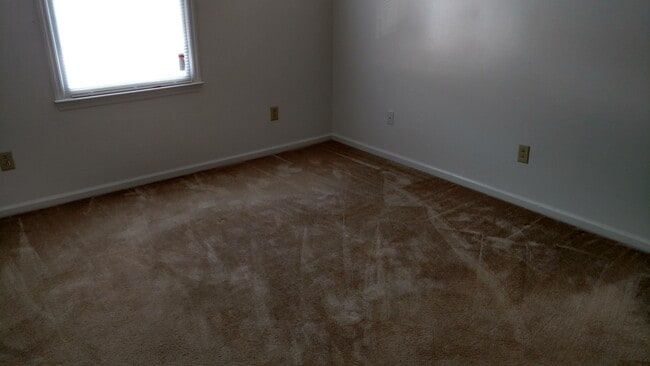 Building Photo - 2 Bedroom, 1 bath apartment Upstairs Unit