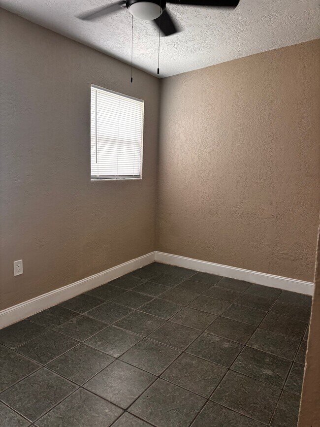 Building Photo - 1402 Donna Ave