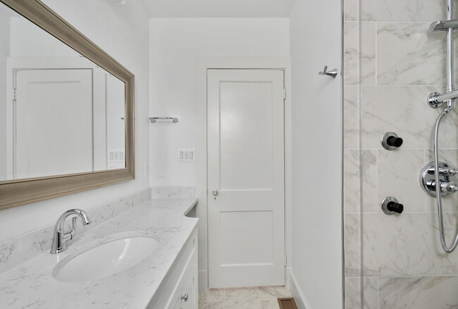 Building Photo - 819 Weedon St