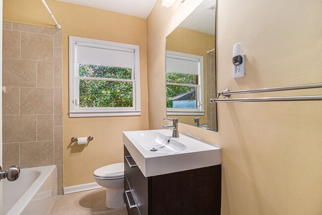 Building Photo - 3/2 Bungalow in Kirkwood