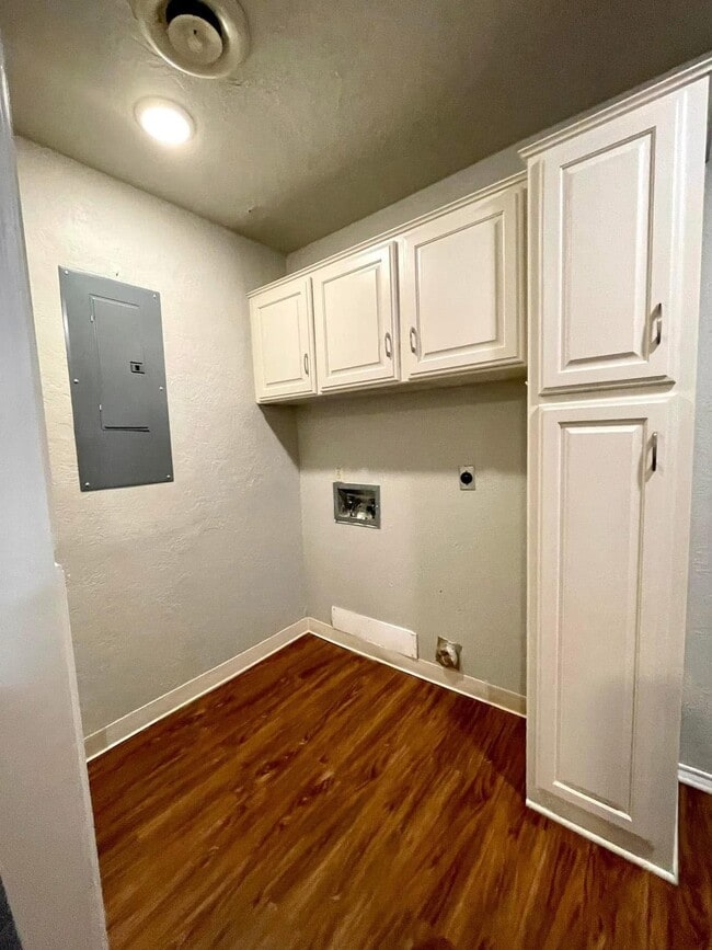 Building Photo - 1432 S Stoneridge Manor