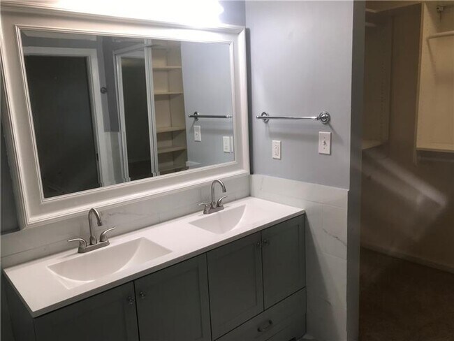 Building Photo - 19 Normandy Ct