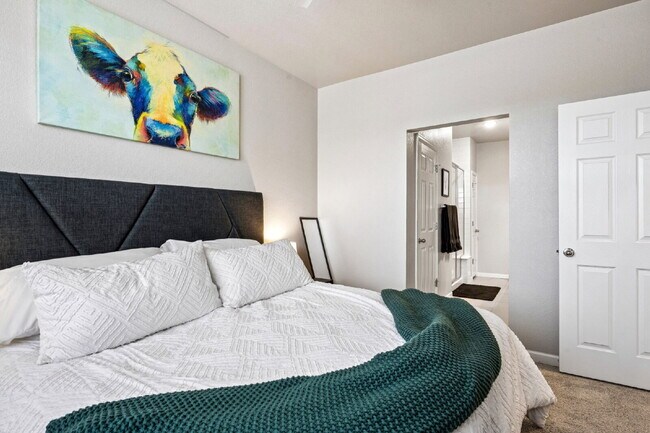 Building Photo - "Charming 2-Bed, 2-Bath Condo Retreat in Littleton - 870 Sq Ft of Cozy Elegance!"