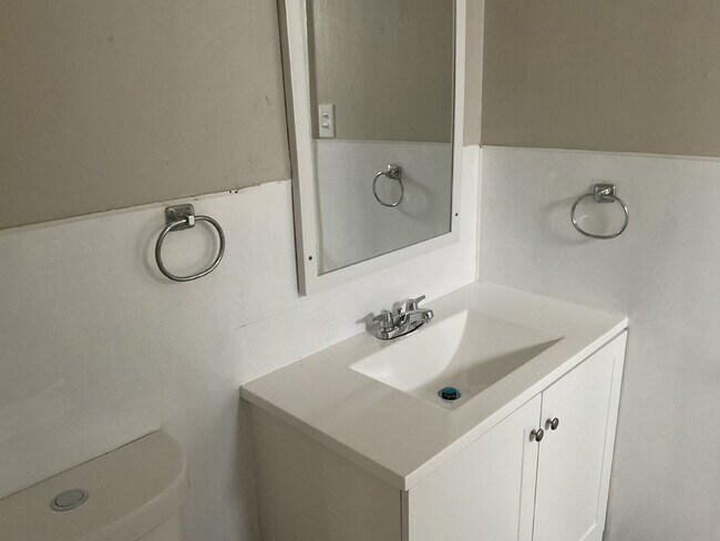 Building Photo - 3 Bed/2 Bath on the Inner Wst Side