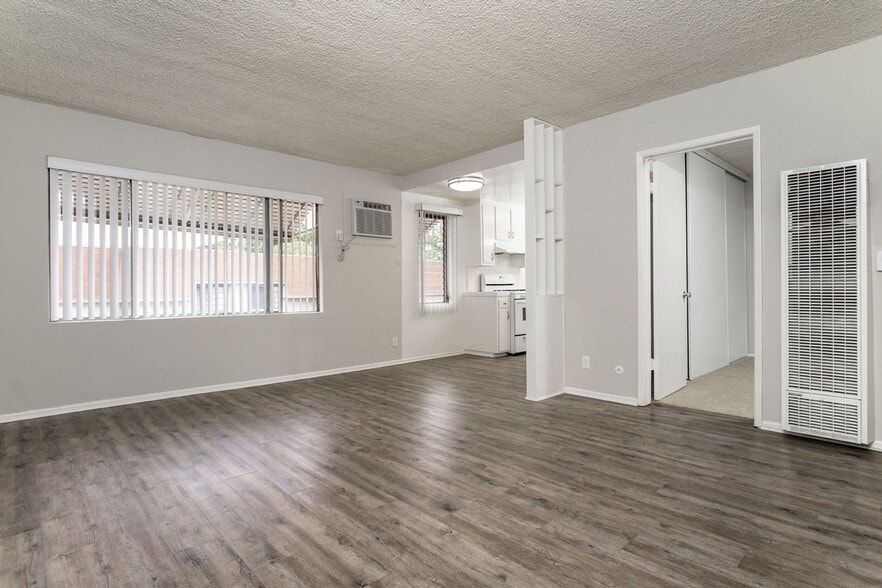Building Photo - 420 Burchett St
