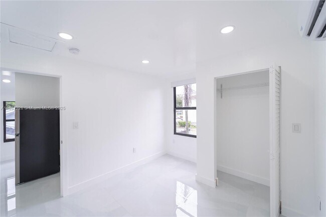 Building Photo - 1847 NW 18th Ave