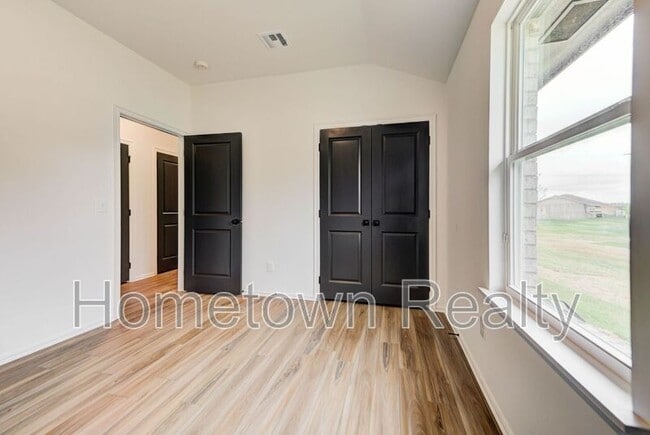 Building Photo - 403 N Cyn Ter