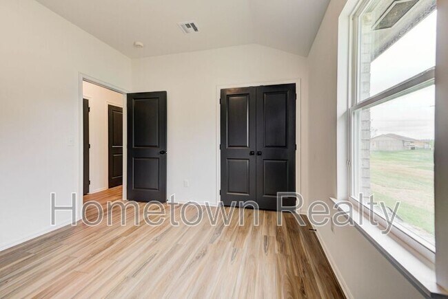 Building Photo - 500 N Cyn Ter