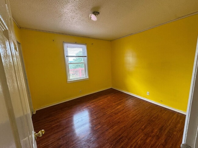 Building Photo - 3 bed, 1.5 bath - Seneca