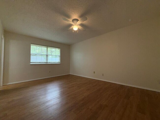 Building Photo - 305 Kimberly Dr