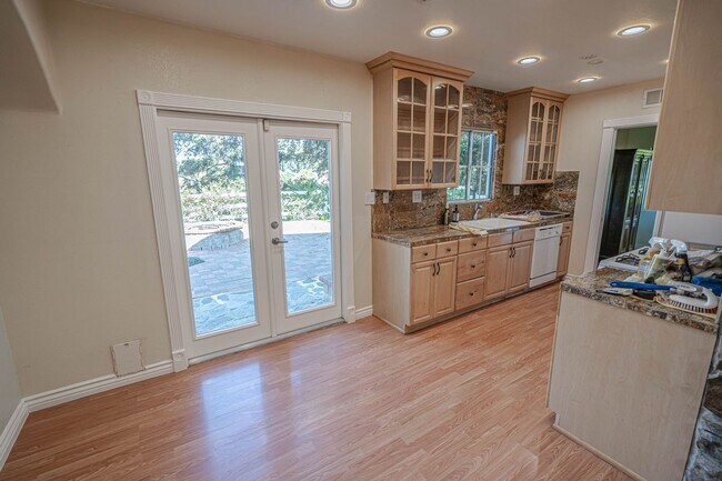 Building Photo - 4 Bedroom Pool Home for Rent in Secluded S...