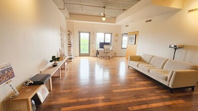 Building Photo - Incredible Top-Floor 1BR with Skyline View...