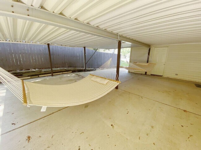 Building Photo - 12005 Greenleaf Dr SE