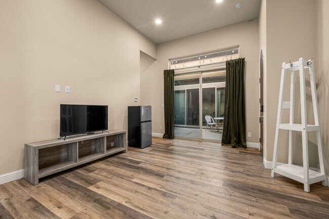 Building Photo - 4001 Reni Ct
