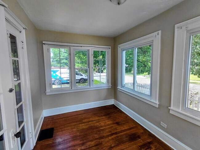 Building Photo - Three bedroom one bathroom home for rent