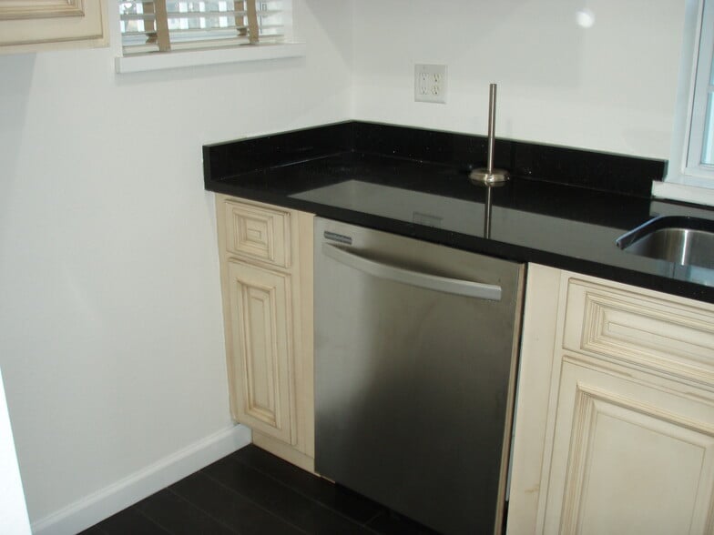 Kitchen Dishwasher - 1105 S Atlantic Ave