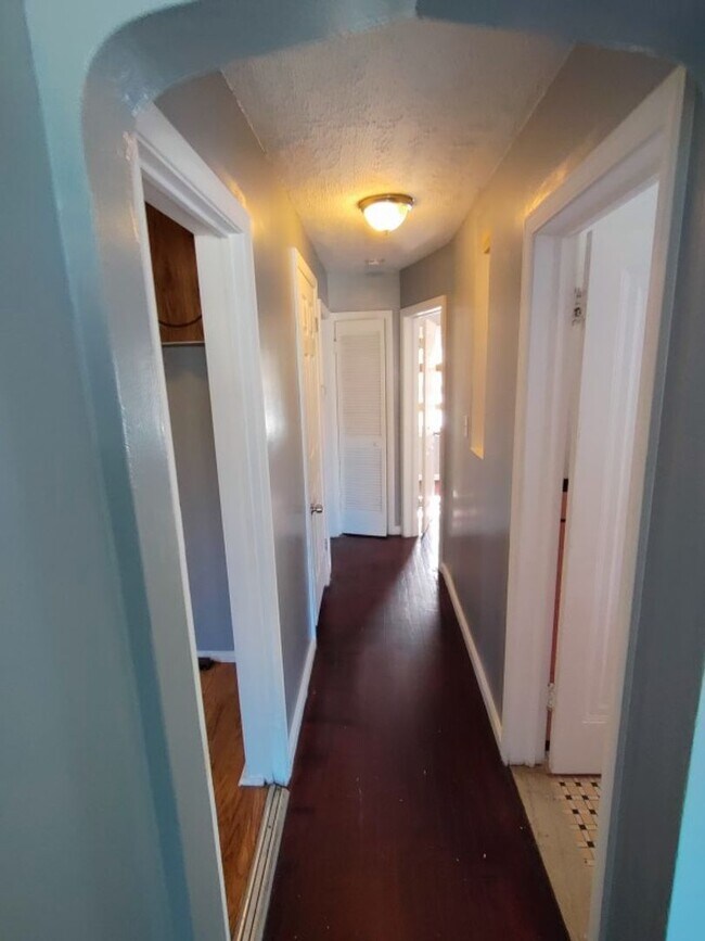 Building Photo - 3 bedroom 1 bath bungalow now available! -...