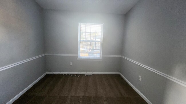 Building Photo - "Spacious 3-Bedroom Townhouse with Finishe...