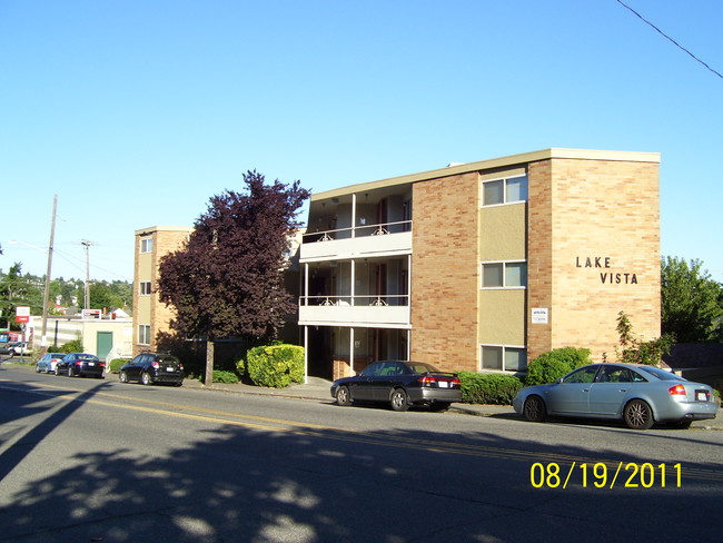 Building Photo - Lake Vista