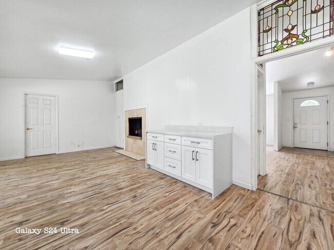Building Photo - New Kitchen!! Beautiful family home w/extr...
