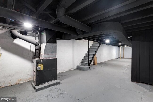 Building Photo - 6205 Elmwood Ave