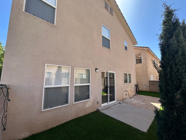 Building Photo - 3 bedroom 2.5 Bath Home in gated NE heights