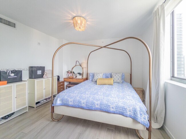 Building Photo - 999 SW 1st Ave