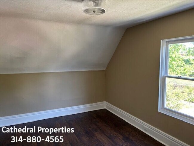 Building Photo - Charming 2 Story House in an Amazing Location