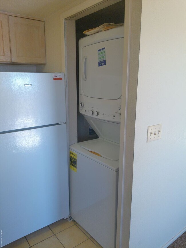 Building Photo - Modern Studio Condo with Washer/Dryer & Re...