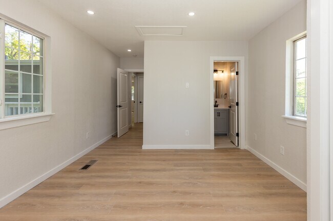 Building Photo - 13 Leisure Rd