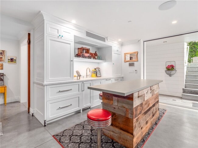 Building Photo - 3403 Laurel Ave