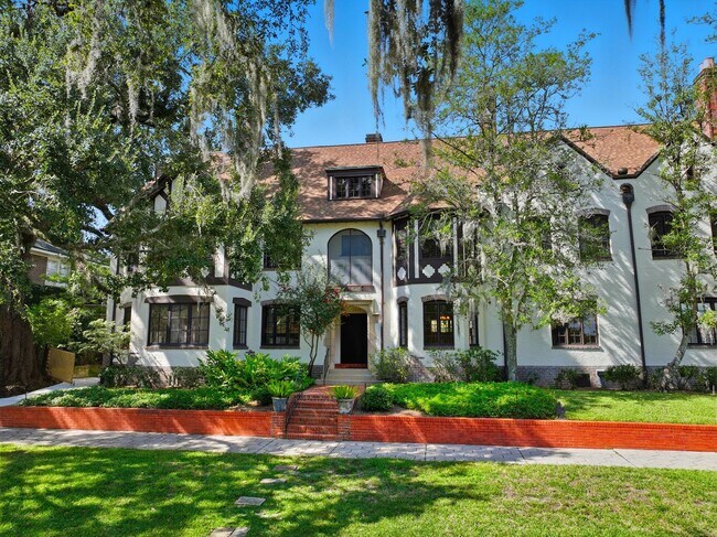 Building Photo - 3319 Pine St