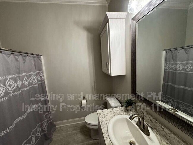 Building Photo - 200 Tennyson Dr