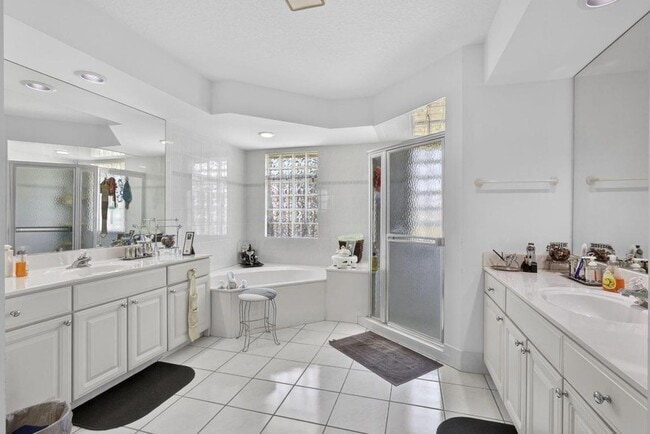 Building Photo - 1940 S Club Dr