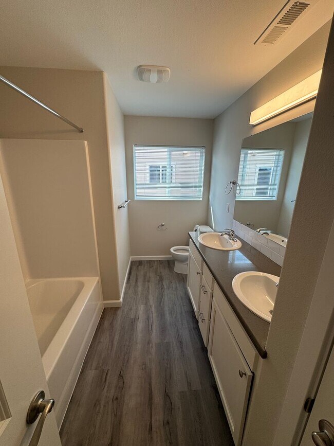 Building Photo - Brand New 3 Bed / 2.5 Bath Duplex! $250 Am...