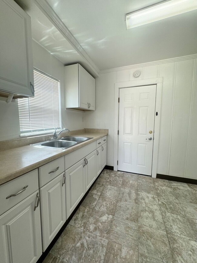 Building Photo - Quaint One Bedroom Duplex