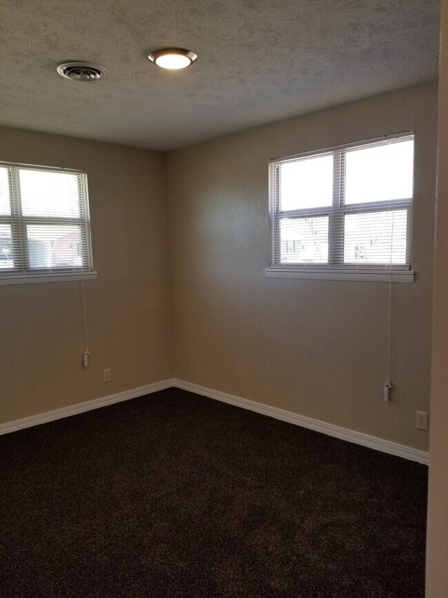 Building Photo - 3 Bedroom, 1 Bathroom Home with attached garage