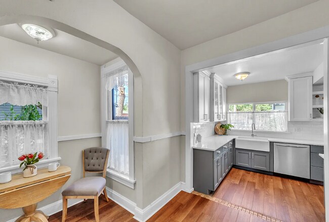 Building Photo - MOVE IN SPECIAL! 6 WEEKS RENT FREE! Beautiful 5 Bedroom Home with Lots of Natural Light!