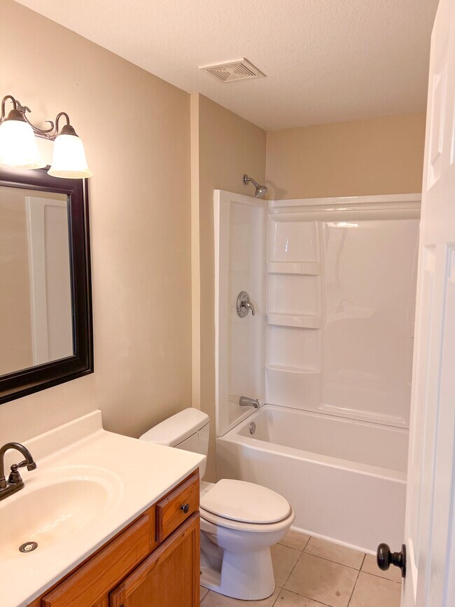 Building Photo - 1234 Evergreen Cir