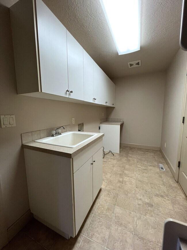 Building Photo - Beautiful 4 bed 3.5 bath home in Eagle jus...
