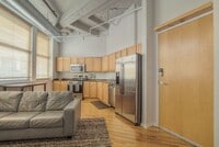 Building Photo - One Bedroom Unit in Wonderful Western Auto Lofts