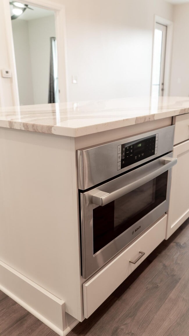 Building Photo - 6633 Dale Dr