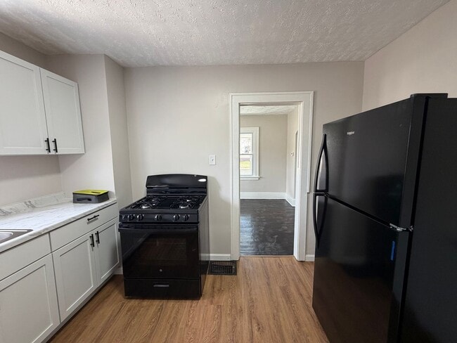 Building Photo - Move-In Ready 2-Bedroom Home with Large Yard and Covered Front Porch