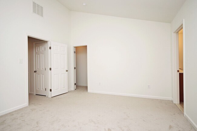 Building Photo - Dog-Friendly Pavilions at Pantops Townhome