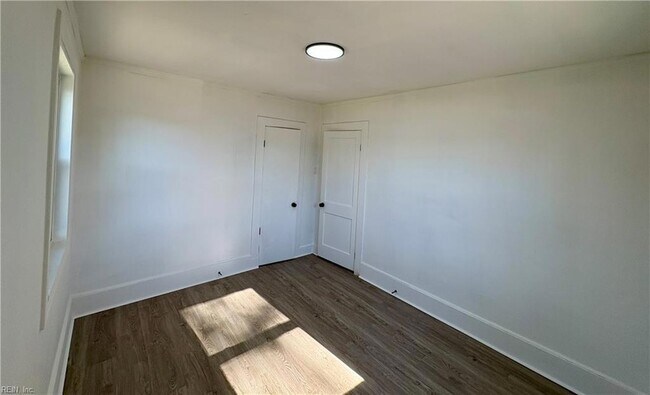 Building Photo - 889 W Main St