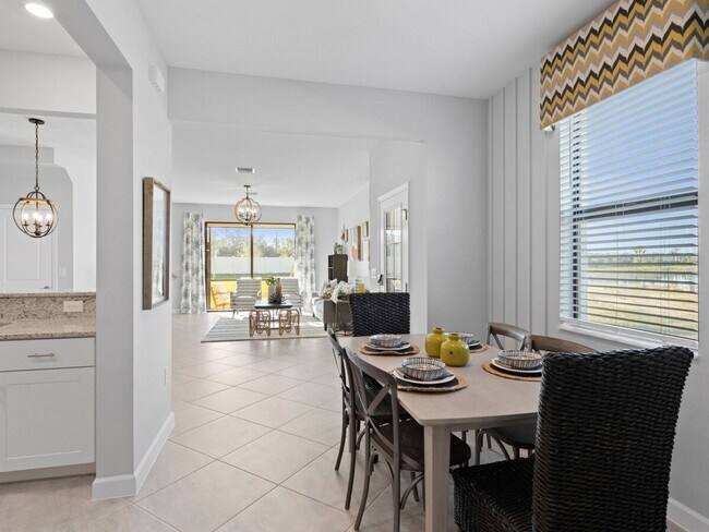 Building Photo - 3 Bedroom - Fully Furnished Townhome in Fo...