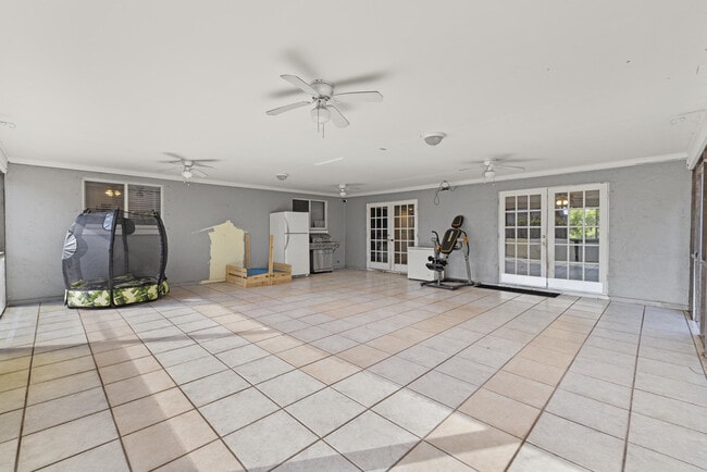 Building Photo - 6918 Tradewind Way